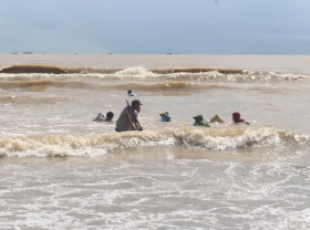 Image: After the rain, the people of Nghe An invite each other to pick up the ‘sea fortune’
