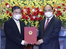 Image: Appointment decision presented to Vietnamese Ambassador to Cambodia