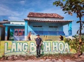 Image: Travel bloggers check-in mural villages around Vietnam