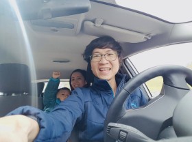 Image: Vietnamese family shares experience of traveling abroad by self-driving car