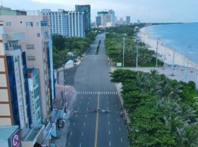 Image: Vung Tau beach is blue during social distancing