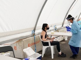 Image: Australian doctors warn health system may 'capsize' when COVID-19 curbs ease