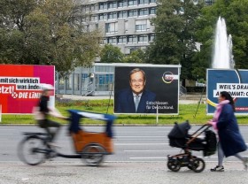 Image: Germans vote in close election to decide Merkel successor