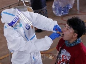 Image: Laos intensifies pandemic prevention in capital, Malaysia to give booster shots