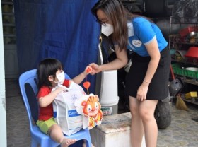 Image: Youth Union delivers mooncakes for children in pandemic zones