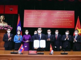 Image: Ho Chi Minh City, Vientiane seal MoU for cooperation during 2021 - 2025