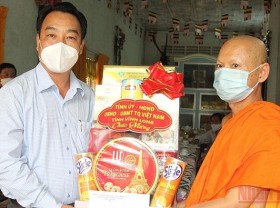 Image: Leaders of Vinh Long and Ca Mau congratulate local Khmer on Sene Dolta Festival