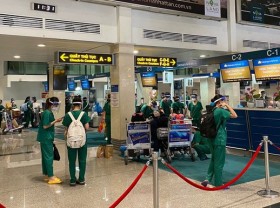 Image: Nearly 1,000 medical personnel return to Hanoi from Ho Chi Minh City