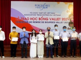 Image: Thua Thien-Hue: 229 students get Vallet scholarships