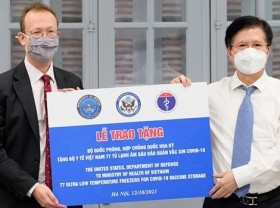 Image: Vietnam receives ultra-low temperature freezers from US