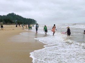 Image: People go to the sea to pick up ‘heavenly fortune’