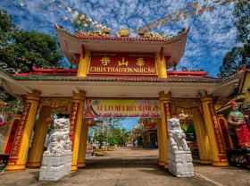 Image: Thai Son Pagoda on Cau mountain, Binh Duong – spiritual attraction for tourists