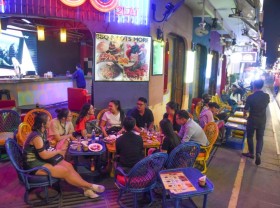 Image: Before COVID-19 turns Ho Chi Minh City’s famous 'backpacker street' into grocery street
