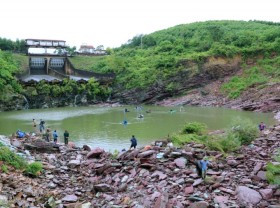 Image: Catching big fish under the flood overflow of Ke Go lake