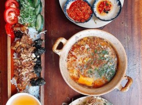 Image: Grilled pork vermicelli in a large bamboo tube in Da Lat
