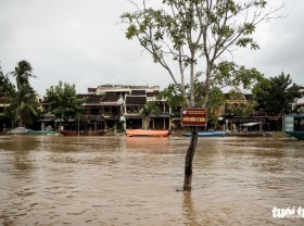 Image: Hoi An Ancient Town's newest craze: Enjoying coffee amid floodwaters