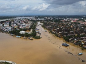Image: Hoi An people clean up mud and garbage after floods