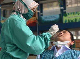 Image: Indonesia sees steep decrease in new infections thanks to immunisation