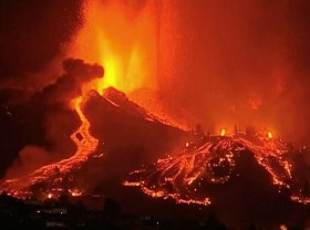 Image: Spain's PM Sanchez vows to rebuild La Palma once eruption ends