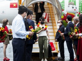 Image: 202 South Koreans with vaccine passports first int'l tourists to Phú Quốc after two-year freeze