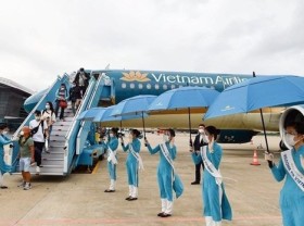Image: Vietnam Airlines operates first pilot flight carrying foreign visitors to Da Nang