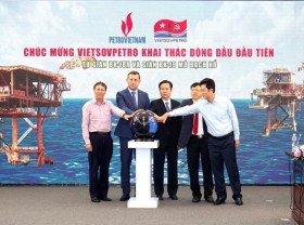 Image: Vietsovpetro welcomes first oil flow from BK-18A and BK-19 oil rigs