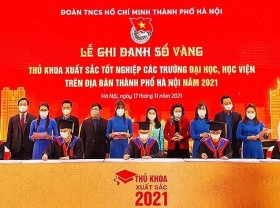 Image: 90 university valedictorians honoured at ceremony in Hanoi