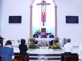 Image: Catholics in Ho Chi Minh City commemorate deceased victims of COVID-19