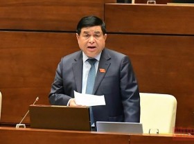 Image: Minister explains to National Assembly on land management