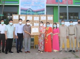 Image: Ministry of Education and Training presents education equipment to Nguyen Du Lao-Vietnamese Bilingual School