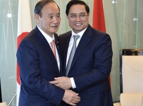 Image: PM Pham Minh Chinh receives former Japanese PM Suga Yoshihide