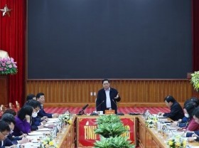 Image: PM works with leaders of Cao Bang