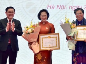 Image: Senior Party membership insignias presented to former members of parliament