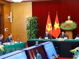 Image: Vietnamese, Cambodian Party officials hold online talks