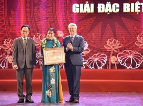 Image: Winners of national press awards on Vietnamese education honoured