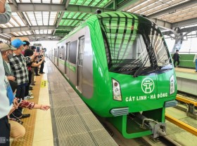 Image: Hanoians experience the sky train