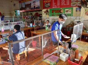 Image: Restaurants in Ho Chi Minh City make partitions to sell on the spot