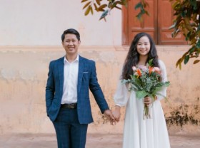 Image: Take pictures holding hands all over Vietnam for 4 years