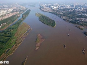 Image: Unspoiled Red River mudflats without human footprints in Hanoi