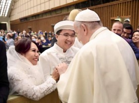 Image: Vietnamese tourists are blessed by Pope in the Vatican