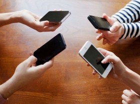 Image: China says will more tightly regulate celebrities' online information