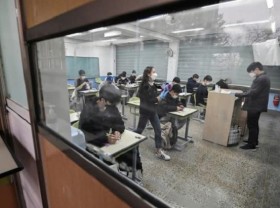 Image: Thousands of ROK students take gruelling college exam in pandemic's shadow