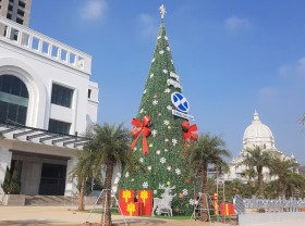 Image: Admire the “giant” Christmas tree as tall as a 5-story building in Ninh Binh