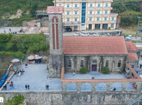 Image: Admire the hundred-year-old ancient stone church in “miniature Da Lat” adjacent to Hanoi