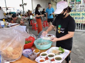 Image: Banh Hoi shop Binh Dinh sells hundreds of servings every morning