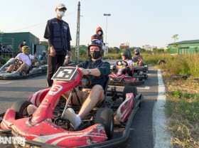 Image: Guests race skillfully in Formula 1 racing in Hanoi