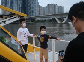 Image: Ho Chi Minh City launches first-ever nighttime water bus service