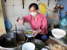 Image: Hue beef noodle shop is crowded every day