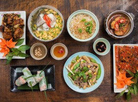 Image: A district in Hanoi suspends on-site dining as Covid infection rate is rising