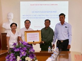 Image: Embassy funds over 16,000 USD on school and office of Vietnamese expatriates in Cambodia